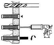 Vordach: Kunststoff-Siebhülse in Hohlmauerwerk