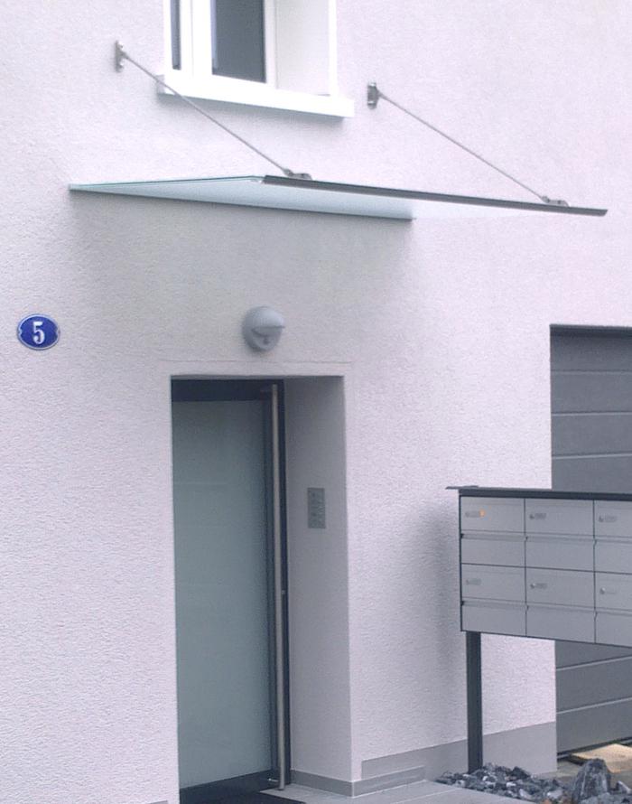 Das Flying Vordach lässt sich unendlich lang herstellen. Maximale Tiefe ohne Stütze 1.8m