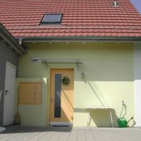 Vordach Filigran an einem Neubau mit 20cm Aussenisolation. Groesse 1.6mx1m. 