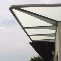 Eckelement Vordach mit Befestgungsloecher fuer Haengepflanzen. 