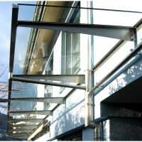 Vordach mit Regenrinne und Rohrduchfuehrung. 